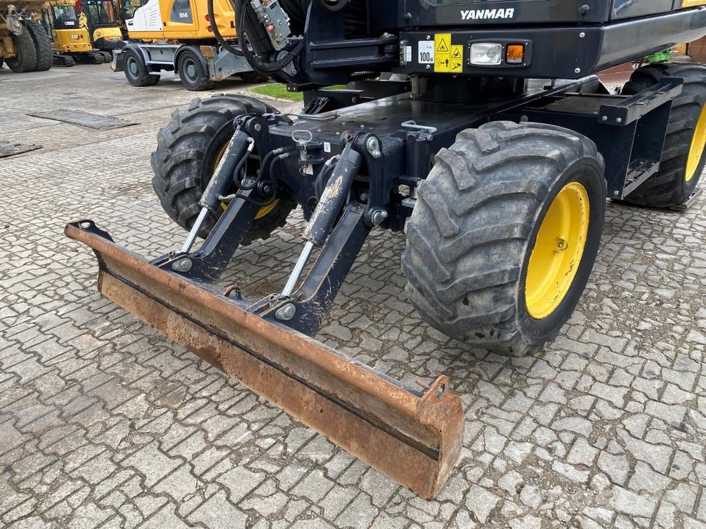 Yanmar B95w . Excavadoras de ruedas