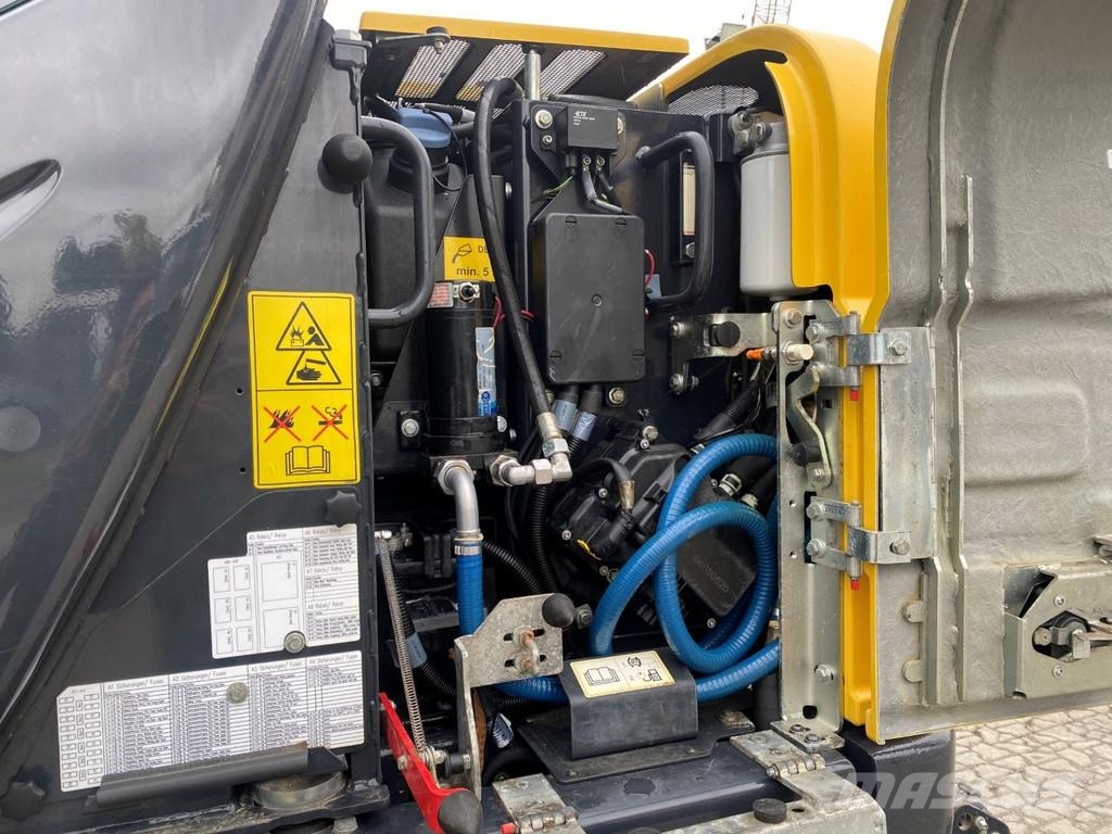 Yanmar B95w . Excavadoras de ruedas