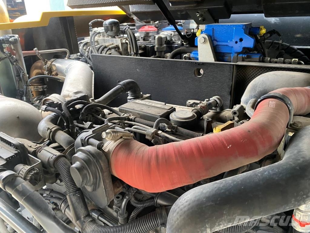 Yanmar B95w . Excavadoras de ruedas