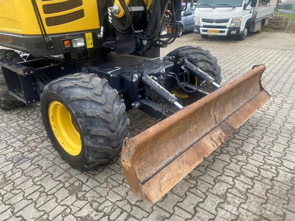 Yanmar B95w . Excavadoras de ruedas