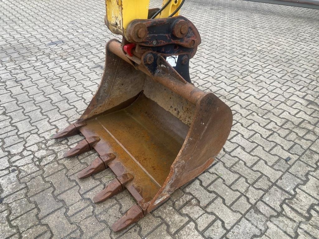 Yanmar B95w . Excavadoras de ruedas