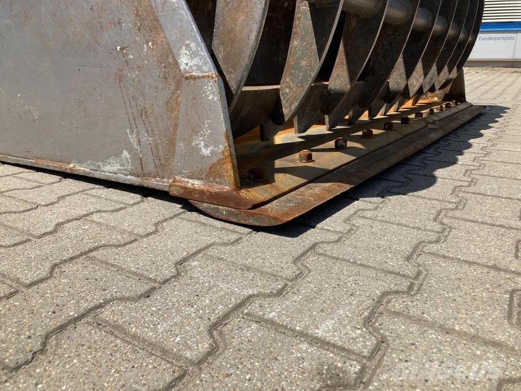 Sennebogen 355 E Iekrāvēji uz riteņiem