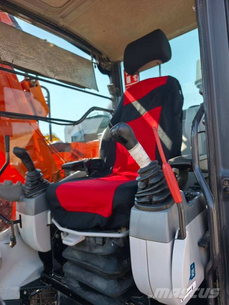 Hitachi ZX 135 US-6 Roomikekskavaatorid
