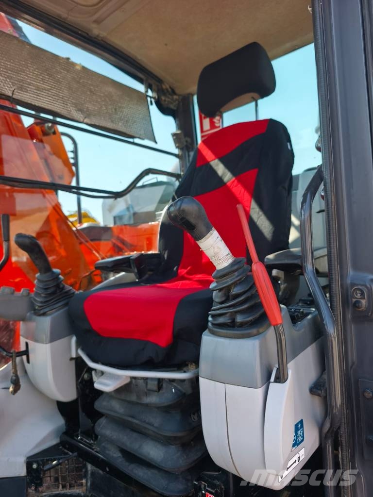 Hitachi ZX 135 US-6 Roomikekskavaatorid