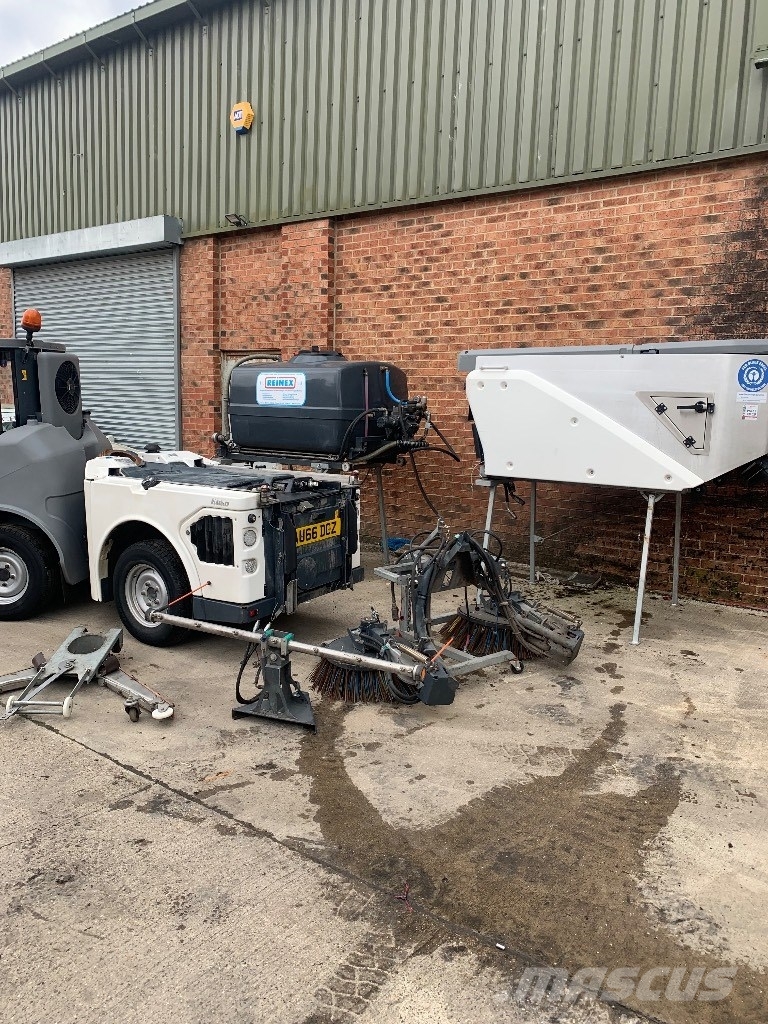 Hako Sweepers/scrubbers/power wash Автоматични метачки с четки