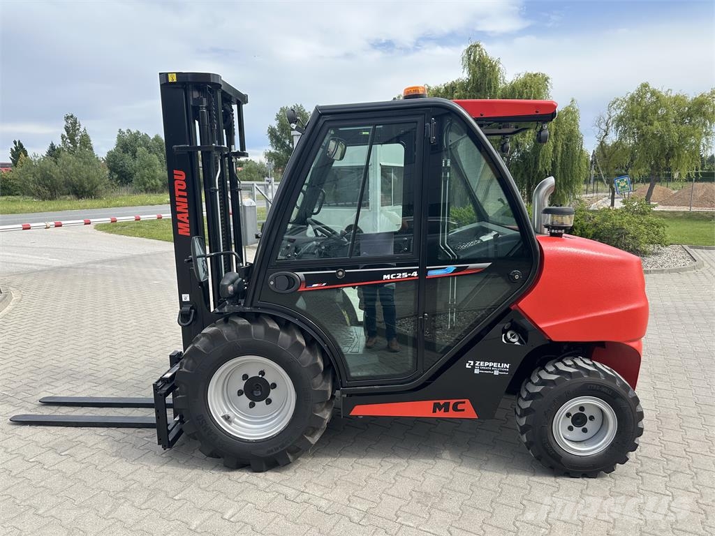 Manitou MC25-4 Terenski viličar