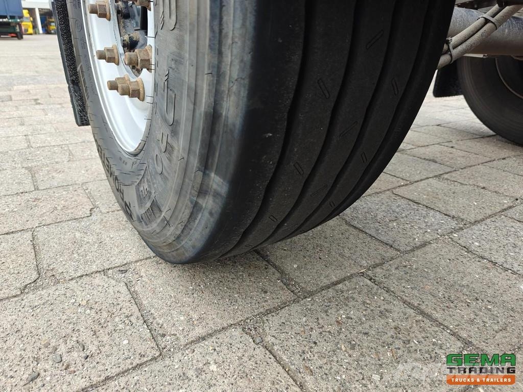 Renders EURO 700 20FT - 3040KG - 2 Mercedes Axles Disc Bra Semirremolques portacontenedores