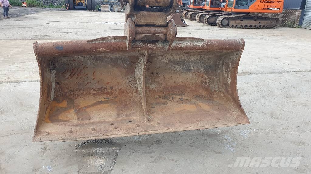 JCB JS 220 LC Escavatori cingolati