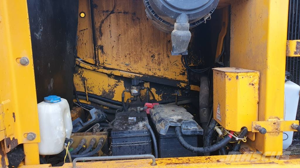 JCB JS 220 LC Escavatori cingolati