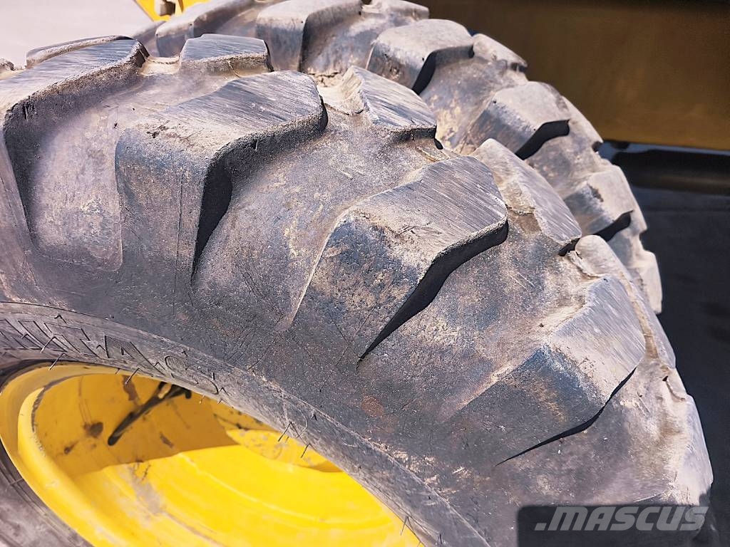 Komatsu PW 118 MR-8 حفارات بعجل