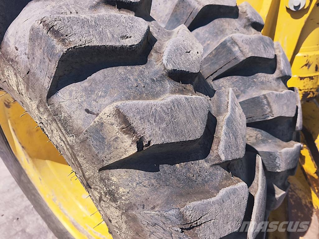 Komatsu PW 118 MR-8 حفارات بعجل