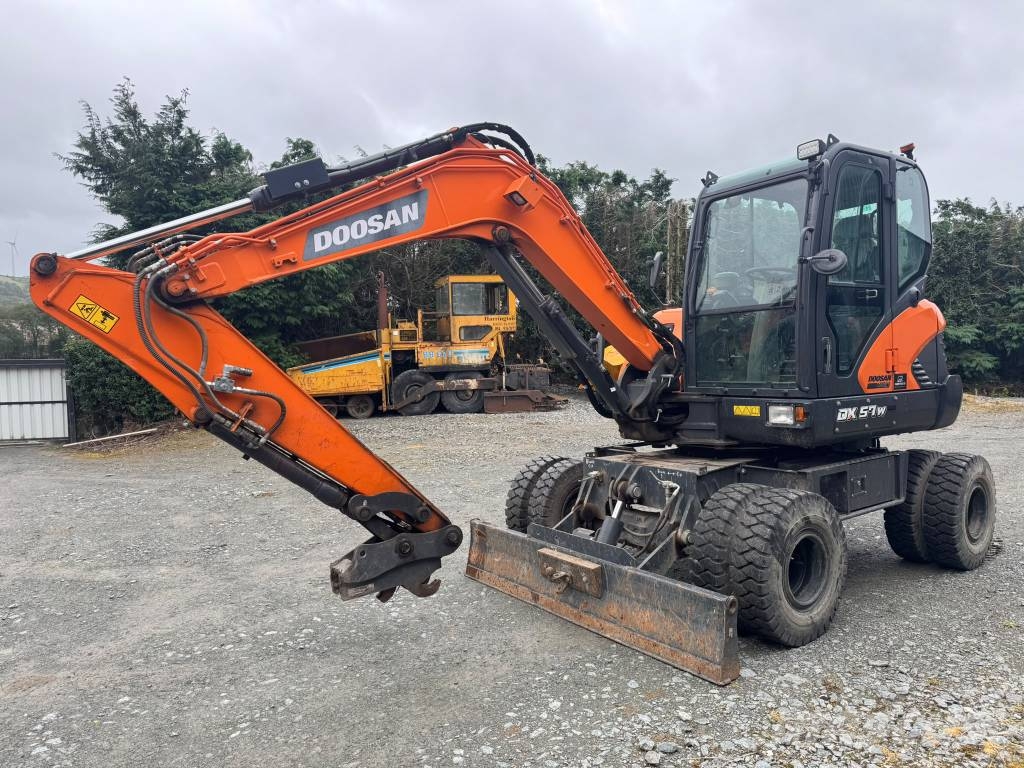 Doosan DX 57 W-7 Pelle sur pneus