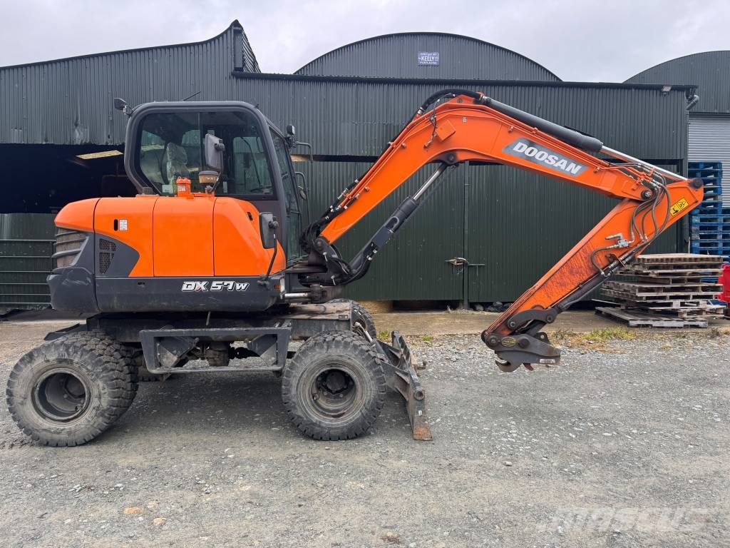 Doosan DX 57 W-7 Pelle sur pneus