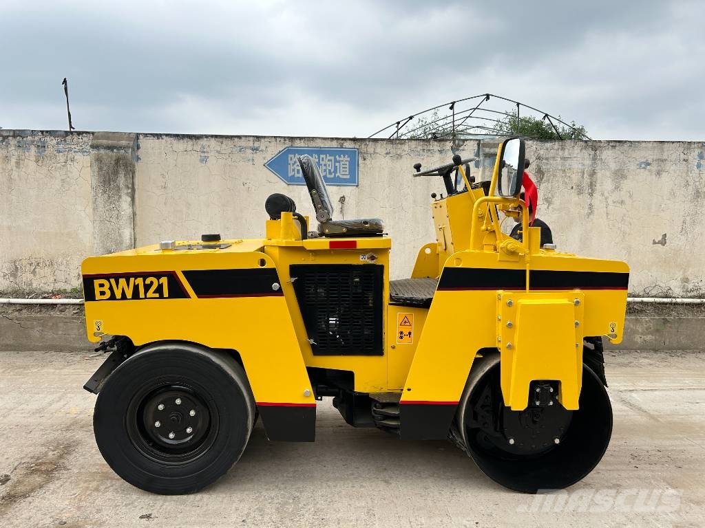 Bomag BW 121 AC Rouleaux monocylindre