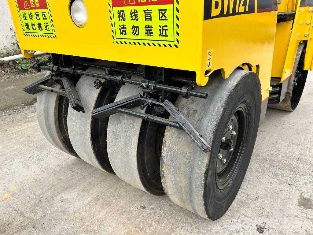 Bomag BW 121 AC Rouleaux monocylindre
