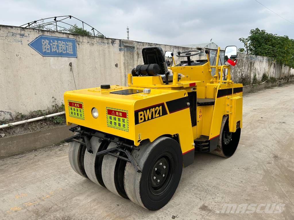 Bomag BW 121 AC Rouleaux monocylindre