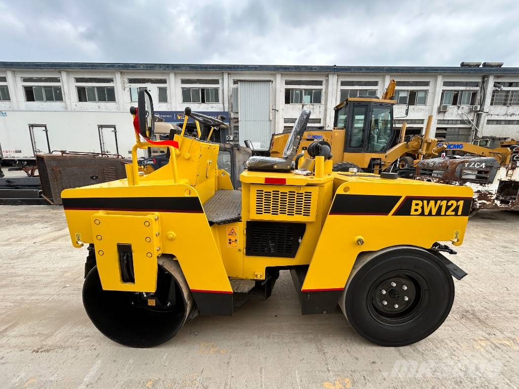 Bomag BW 121 AC Rouleaux monocylindre