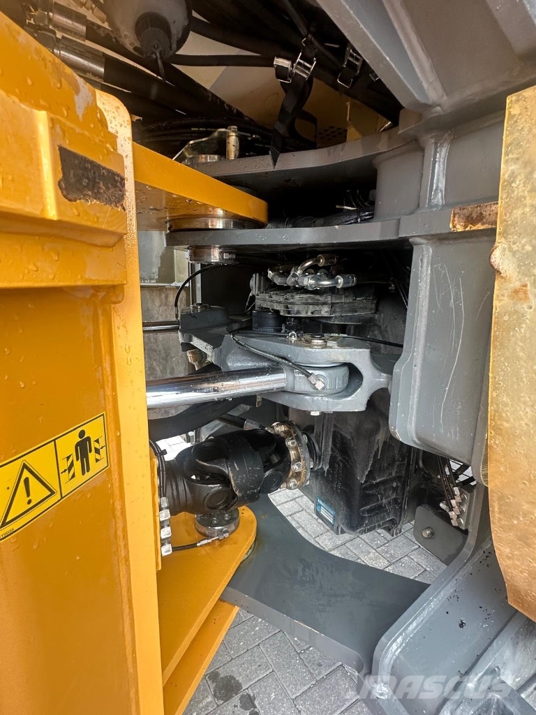 Liebherr L 556 لوادر بعجل