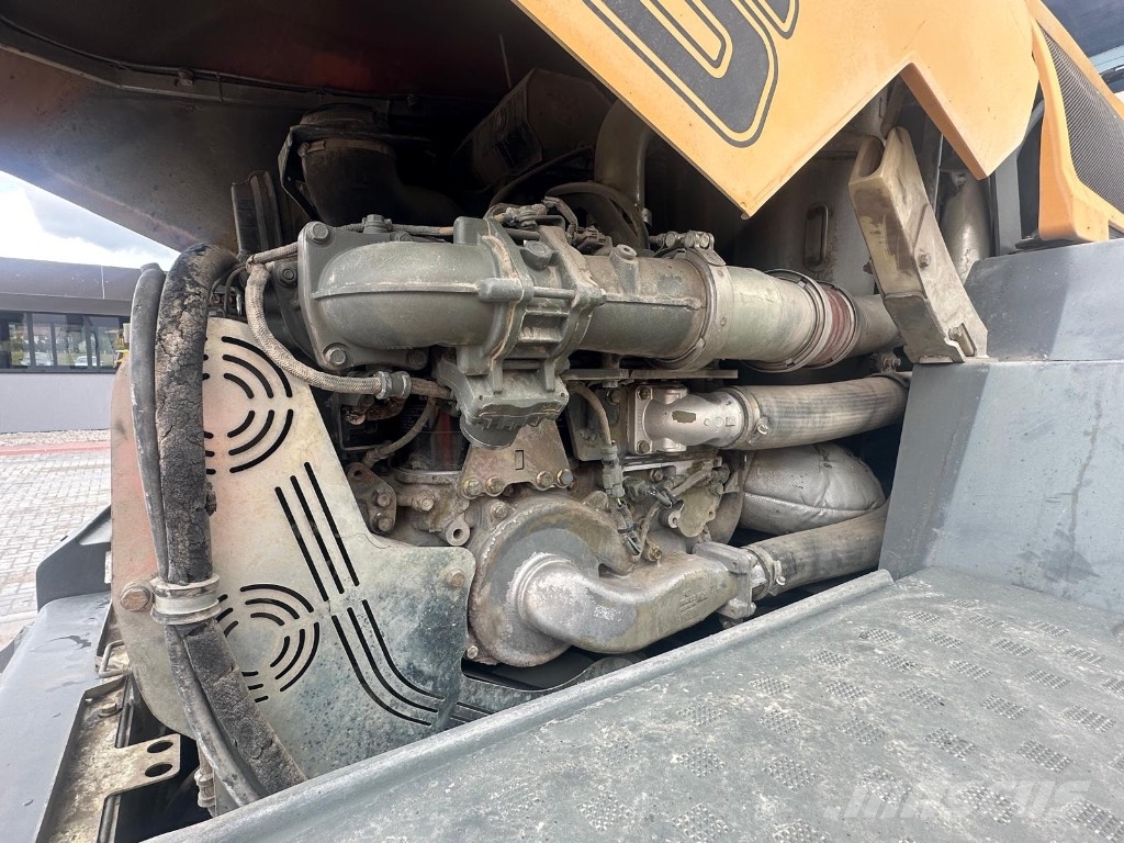 Liebherr L 556 لوادر بعجل