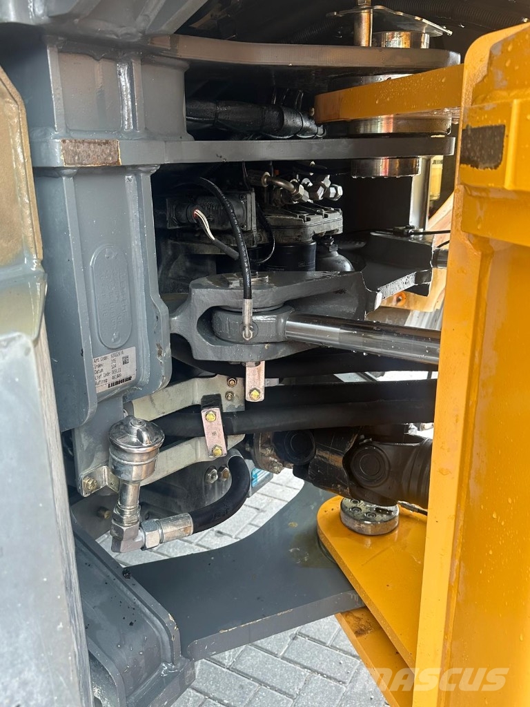 Liebherr L 556 لوادر بعجل