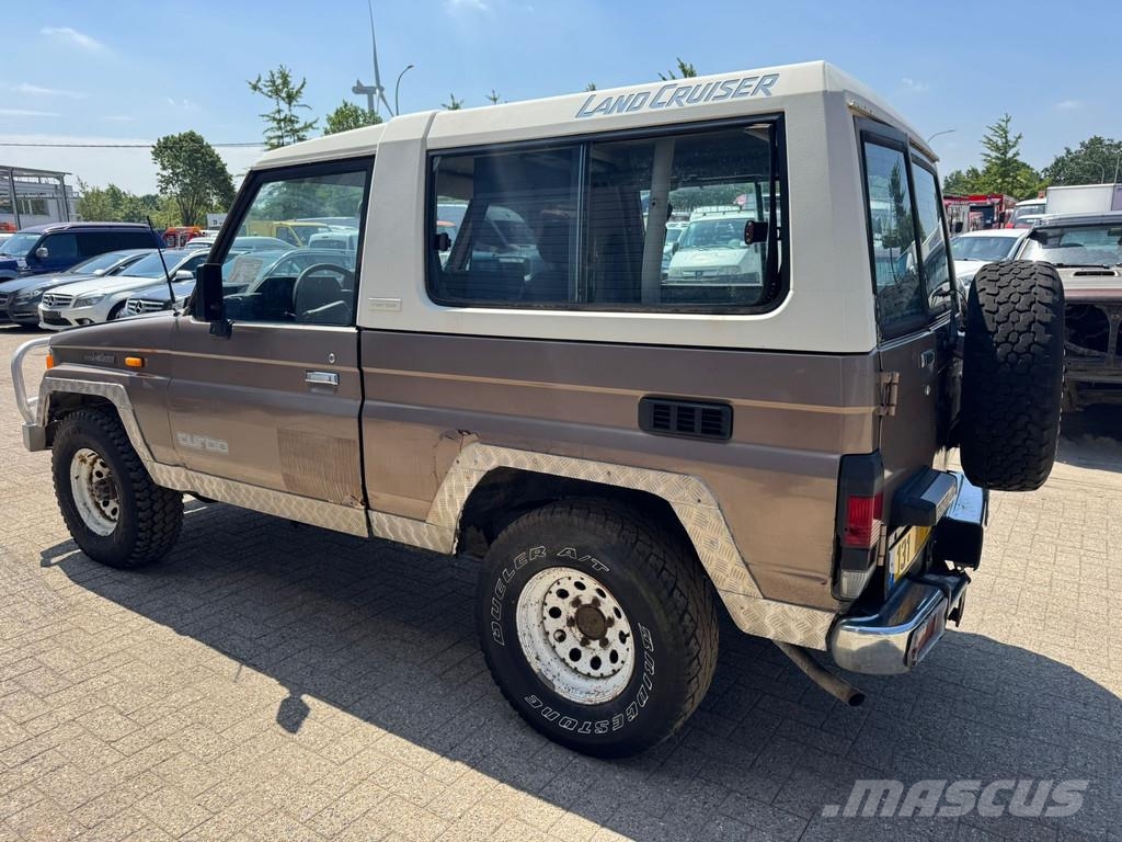 Toyota Land Cruiser **LANDCRUISER + HARDTOP** مركبات عابرة البلاد