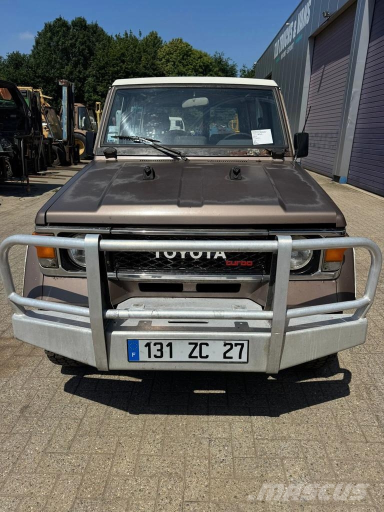 Toyota Land Cruiser **LANDCRUISER + HARDTOP** مركبات عابرة البلاد