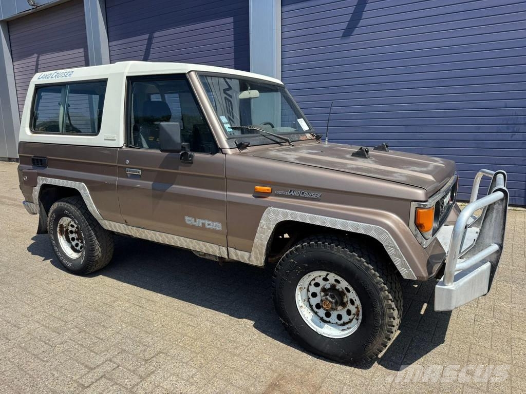 Toyota Land Cruiser **LANDCRUISER + HARDTOP** مركبات عابرة البلاد