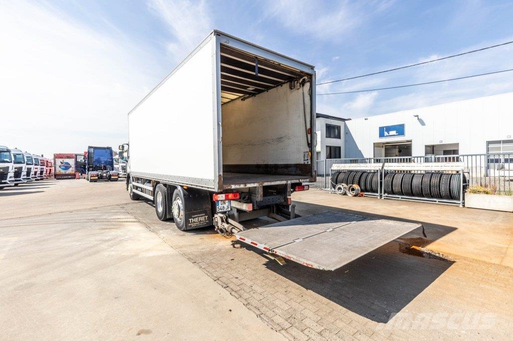 Renault D26.320-6x2+DHOLLANDIA 2T. Camiones con caja de remolque