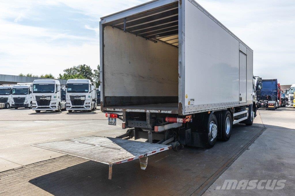 Renault D26.320-6x2+DHOLLANDIA 2T. Camiones con caja de remolque