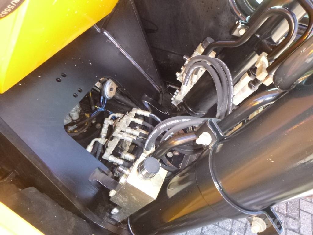 JCB JS131LC+ Paletli ekskavatörler