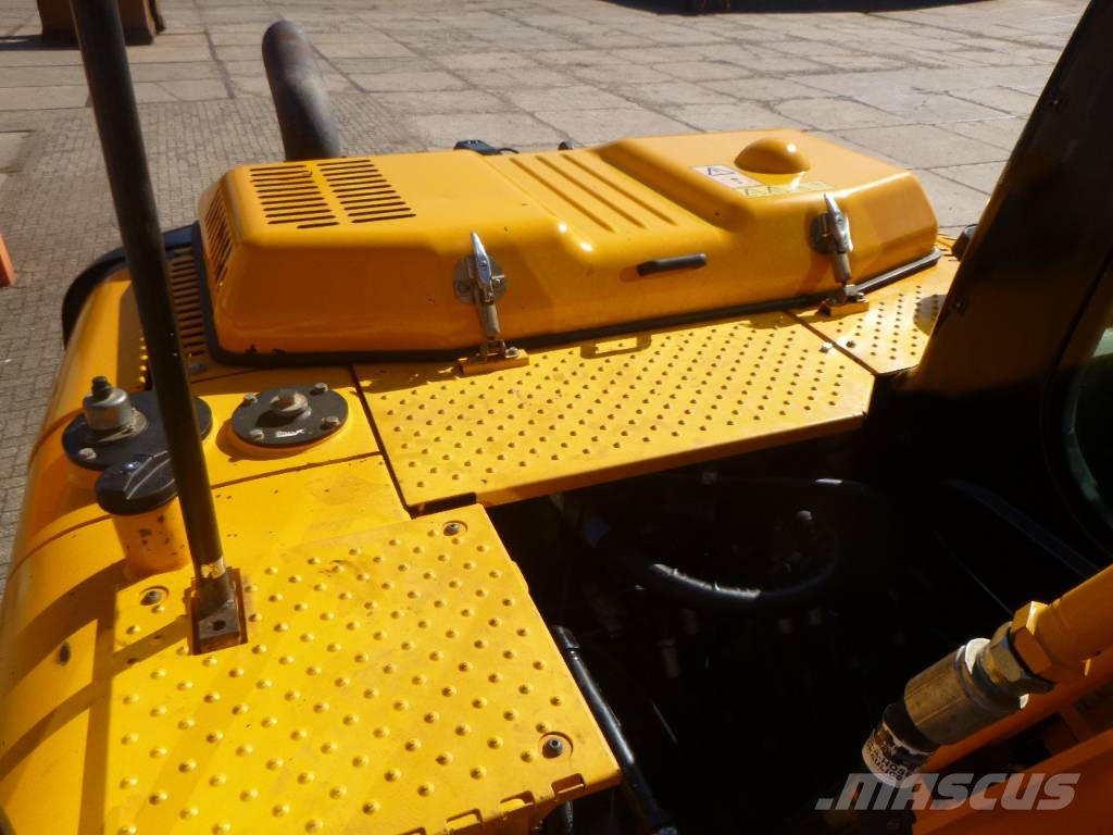 JCB JS131LC+ Paletli ekskavatörler