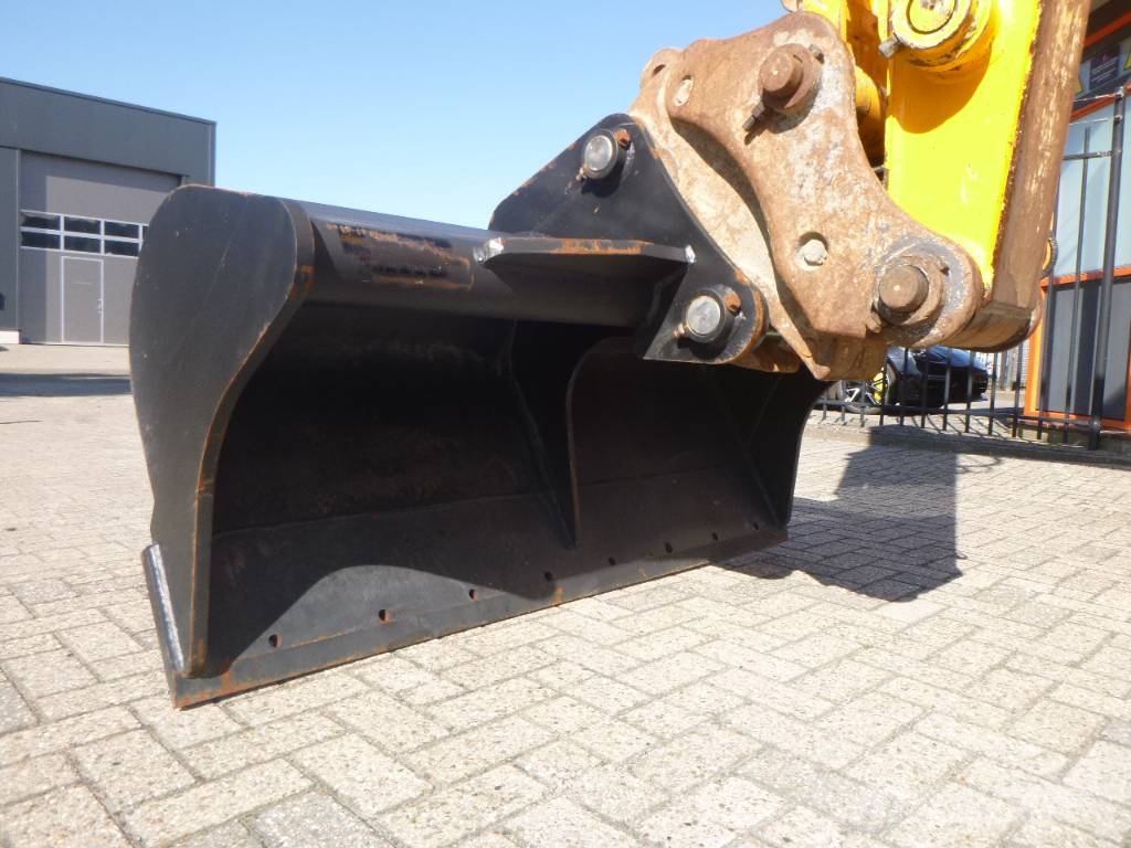 JCB JS131LC+ Paletli ekskavatörler