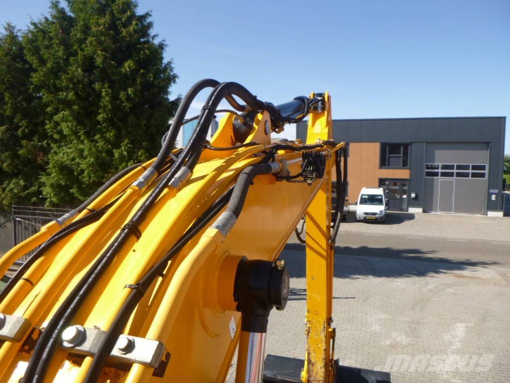 JCB JS131LC+ Paletli ekskavatörler
