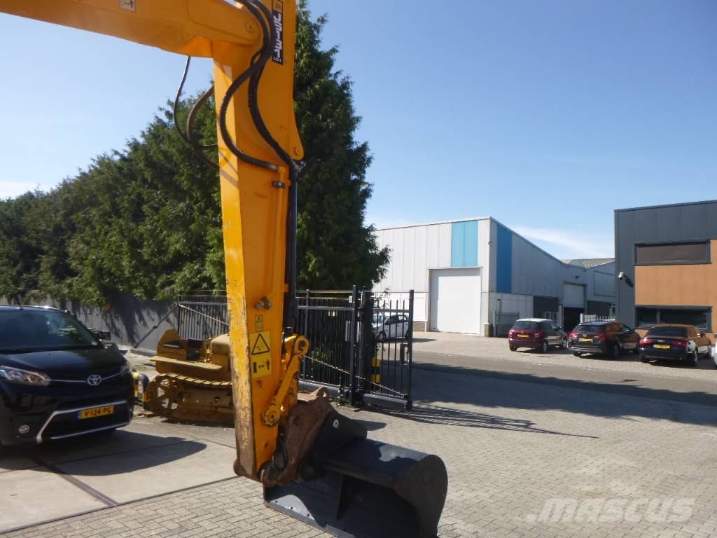 JCB JS131LC+ Paletli ekskavatörler