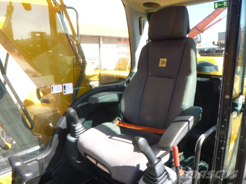 JCB JS131LC+ Paletli ekskavatörler