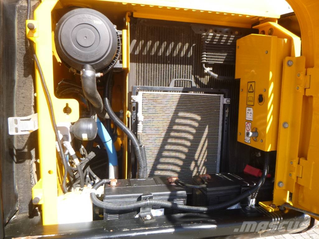 JCB JS131LC+ Paletli ekskavatörler
