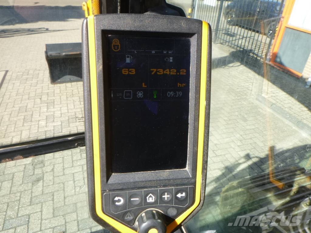 JCB JS131LC+ Paletli ekskavatörler