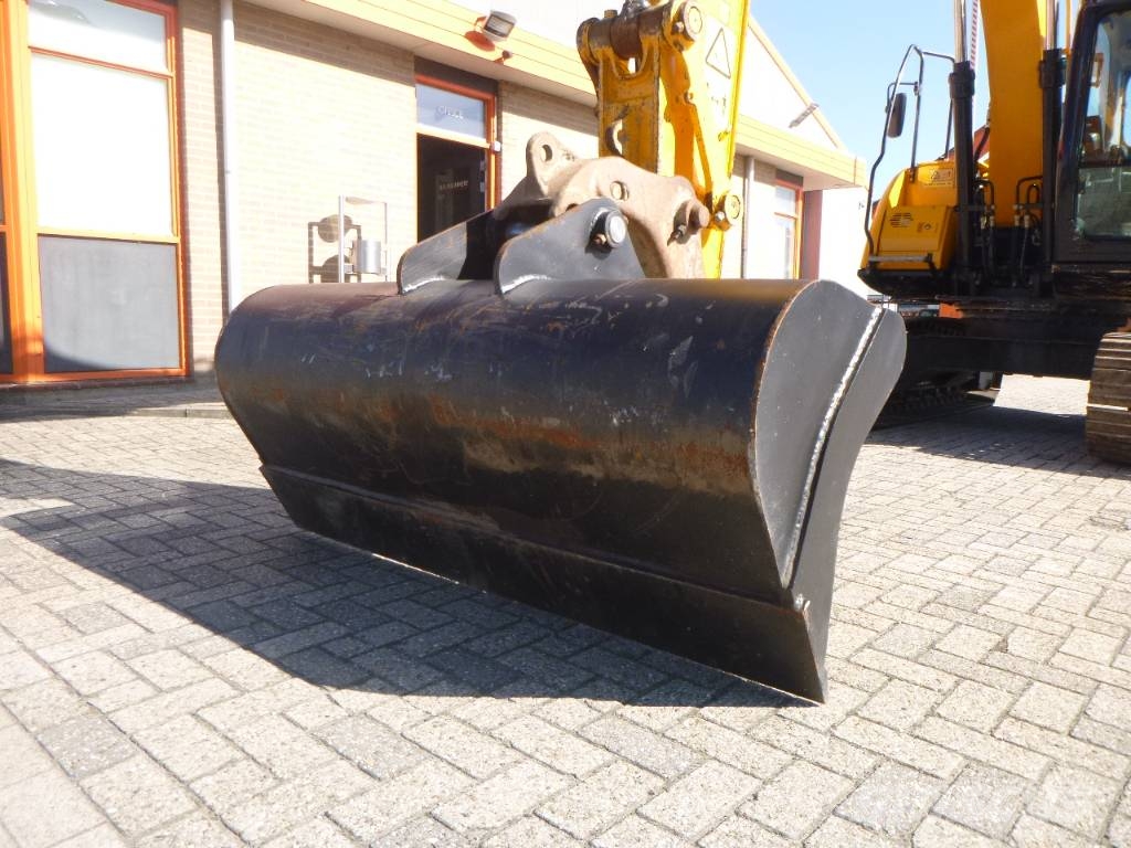 JCB JS131LC+ Paletli ekskavatörler