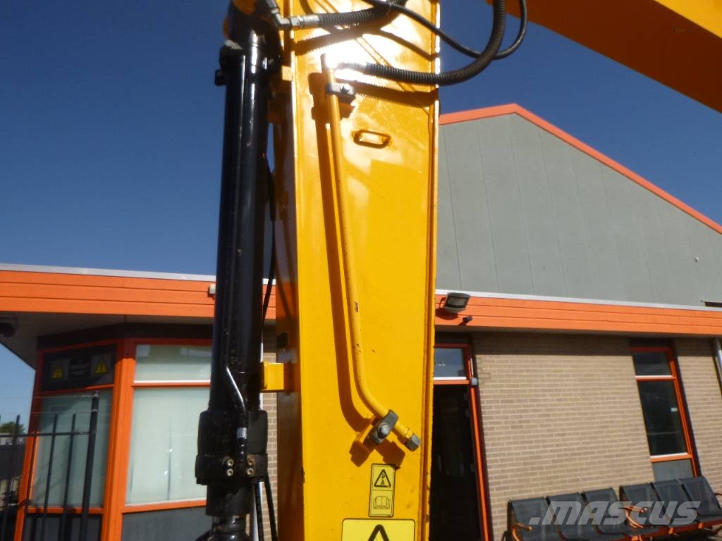JCB JS131LC+ Paletli ekskavatörler