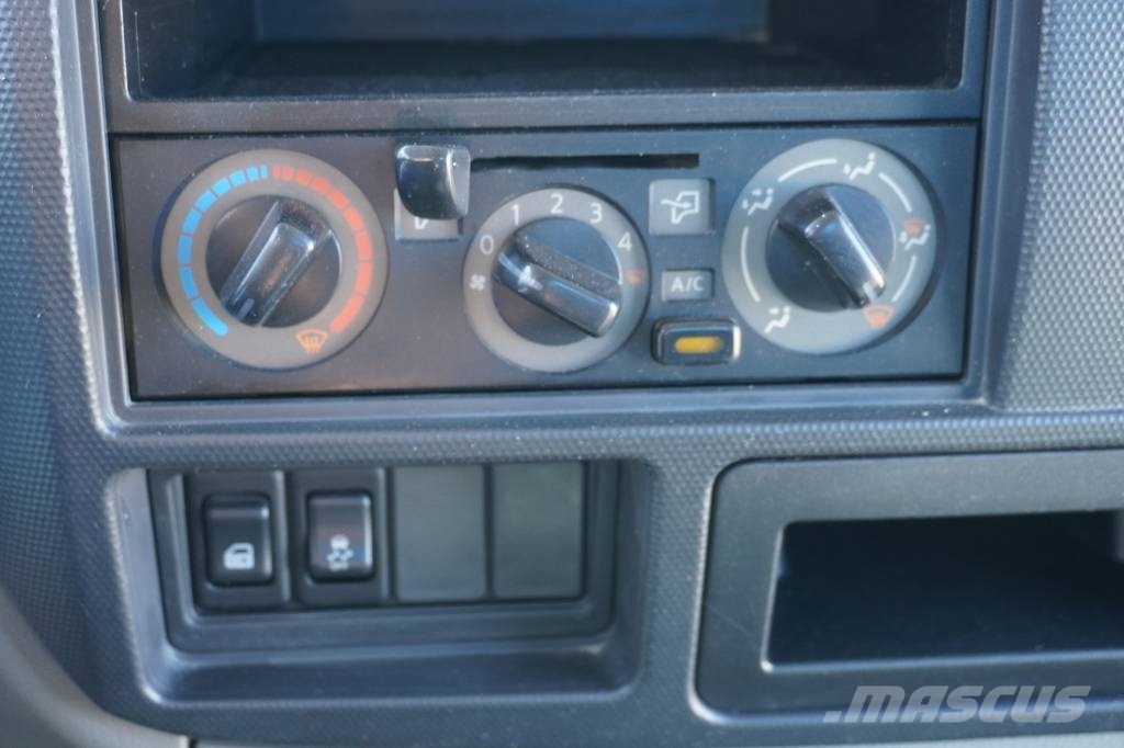Nissan NT400 CARROCERIA ABIERTA Caminhões com cortinas laterais
