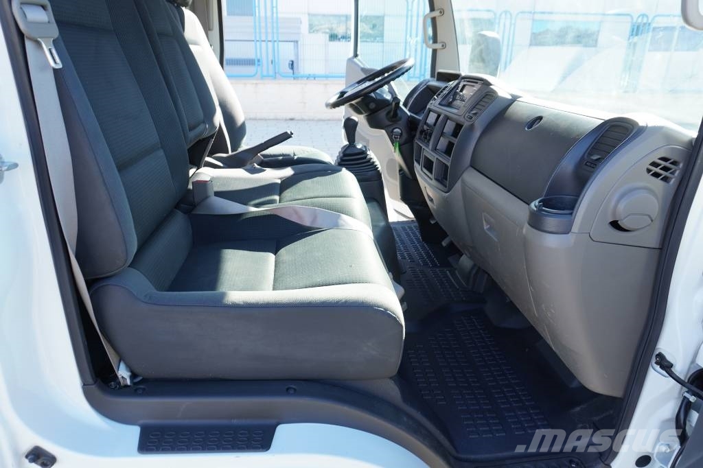 Nissan NT400 CARROCERIA ABIERTA Caminhões com cortinas laterais