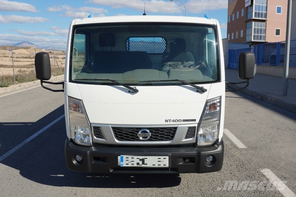 Nissan NT400 CARROCERIA ABIERTA Caminhões com cortinas laterais