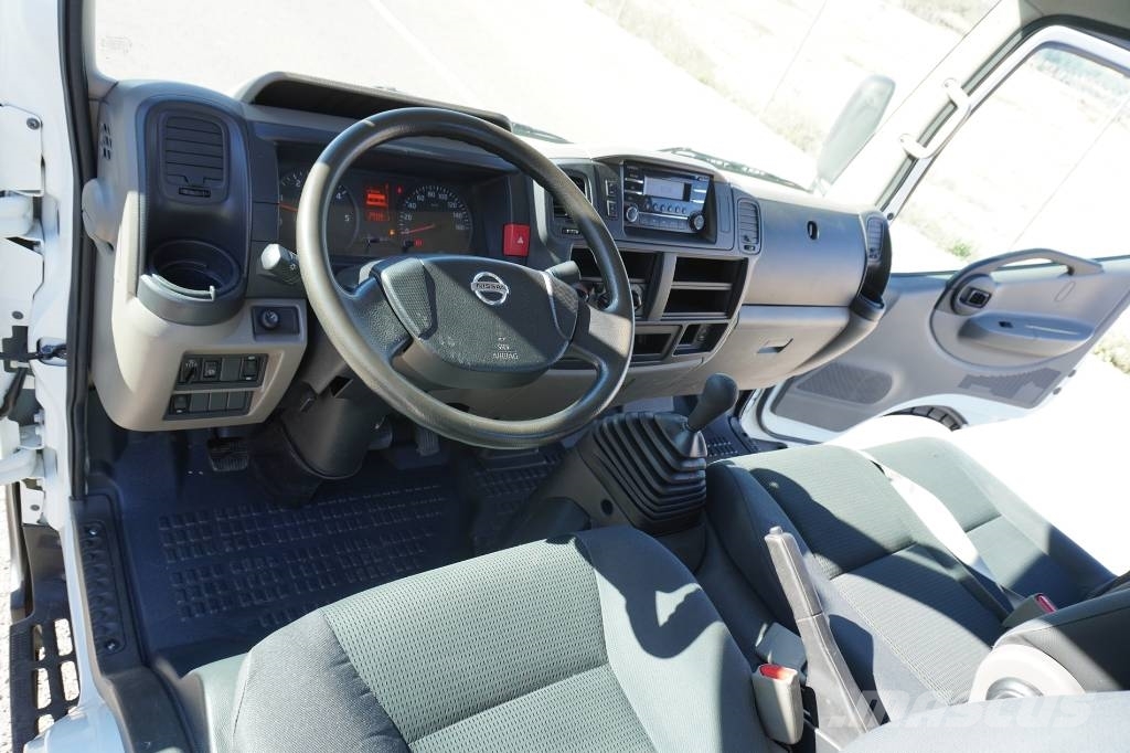 Nissan NT400 CARROCERIA ABIERTA Caminhões com cortinas laterais