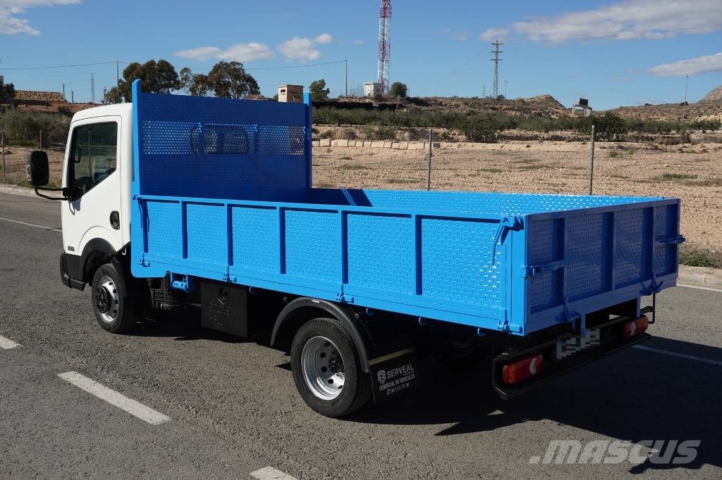 Nissan NT400 CARROCERIA ABIERTA Caminhões com cortinas laterais