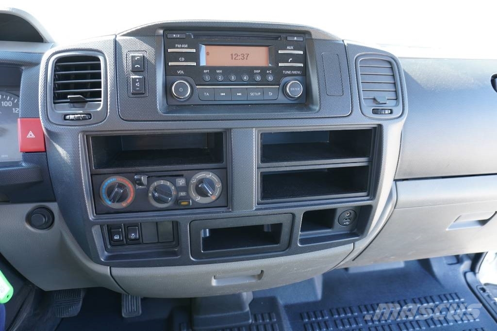Nissan NT400 CARROCERIA ABIERTA Caminhões com cortinas laterais
