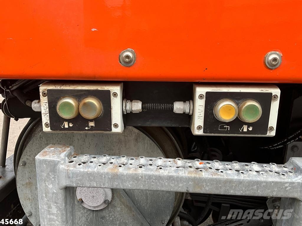 Mercedes-Benz Axor 1833 4x4 Schörling SORF Schienenreinigungs/Ra 街路清掃車