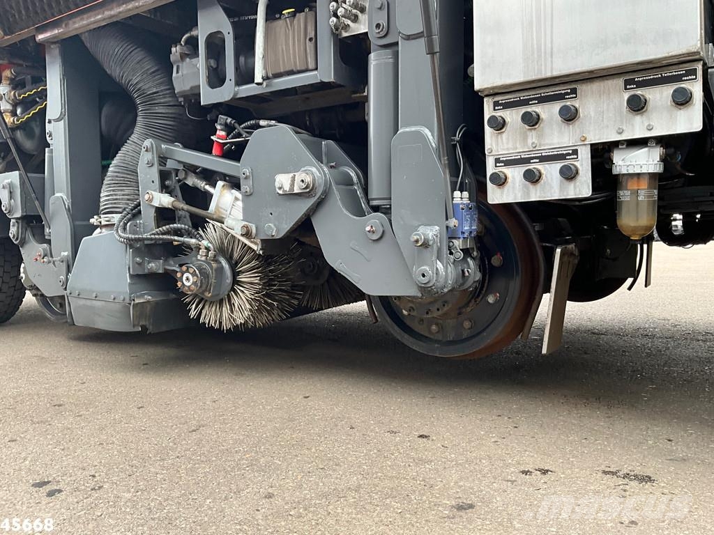 Mercedes-Benz Axor 1833 4x4 Schörling SORF Schienenreinigungs/Ra 街路清掃車
