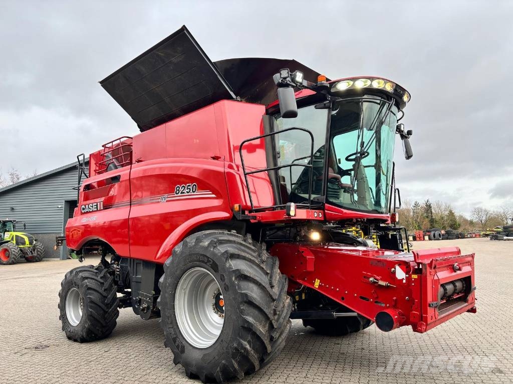 Case IH Axial Flow 8250 Mietitrebbiatrici