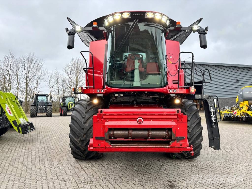 Case IH Axial Flow 8250 Mietitrebbiatrici
