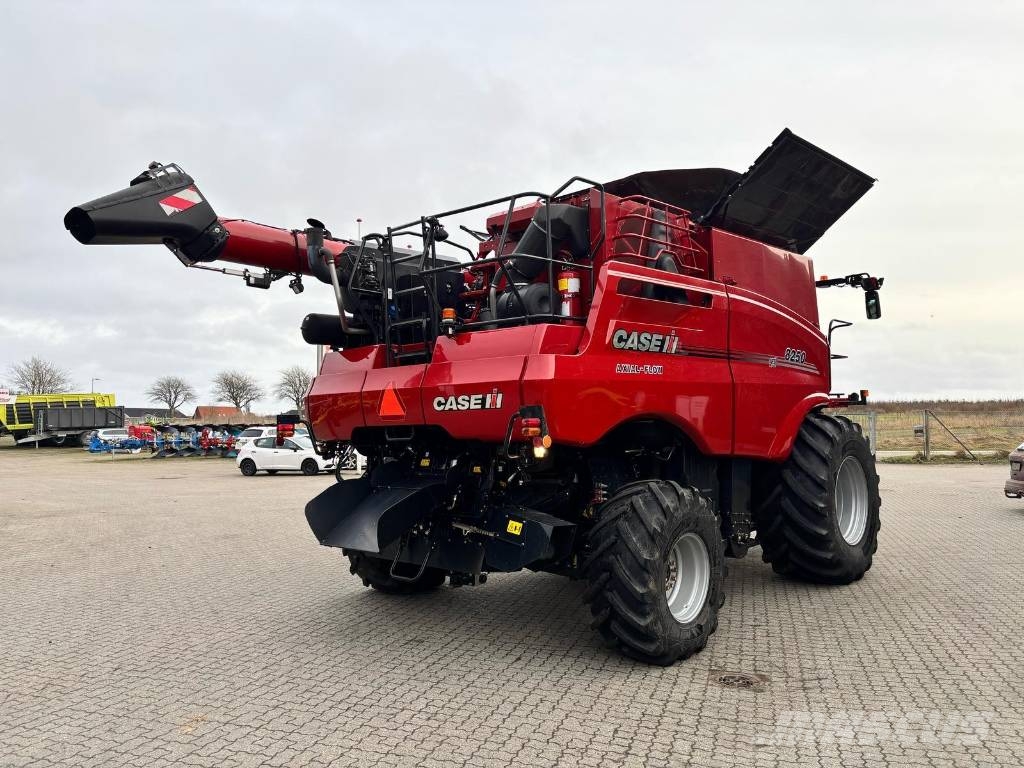 Case IH Axial Flow 8250 Mietitrebbiatrici